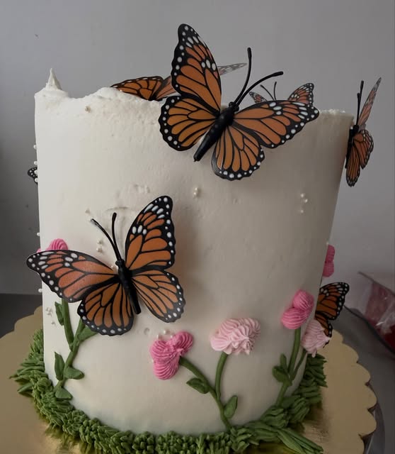Pastel real de Valery estilo boda con mariposas y flores en betún
