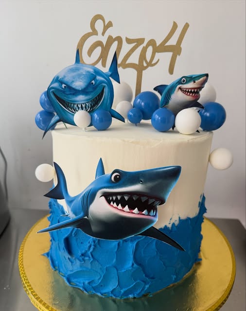 Pastel infantil de tiburones en betún azul